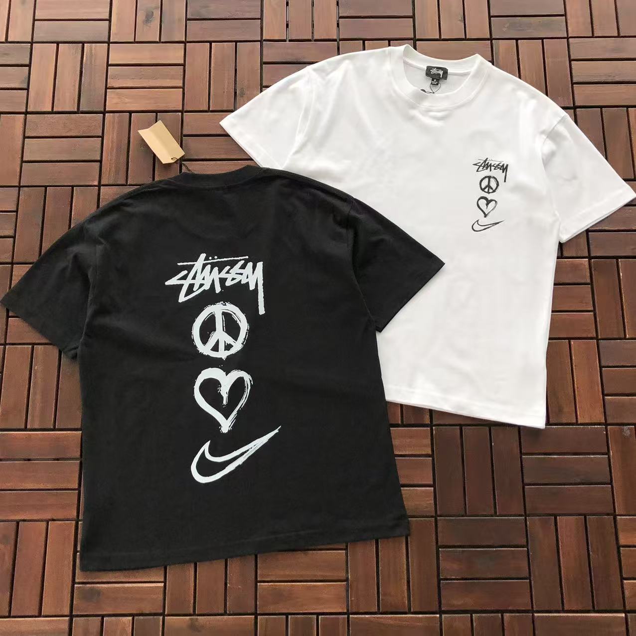 T-Shirt Nike x Stüssy Peace, Love, Swoosh
